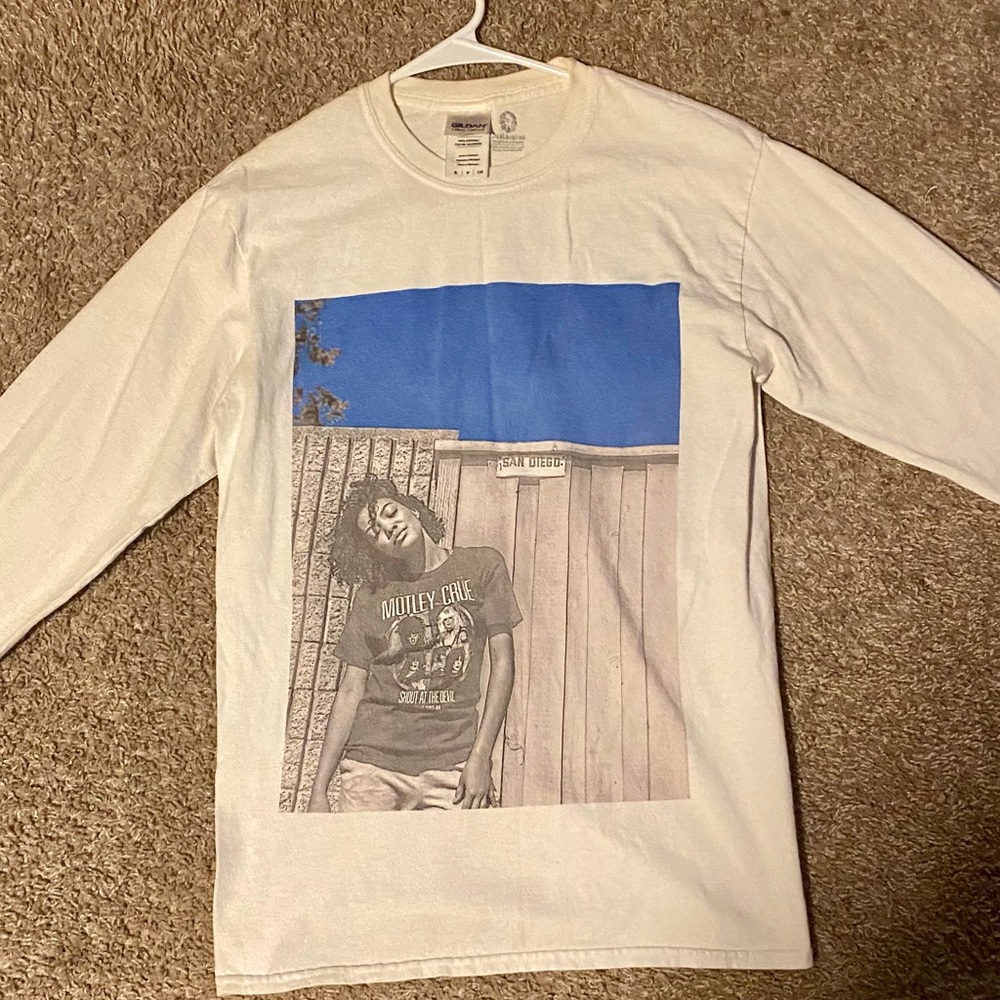 GILDAN ultra cotton brand long sleeved Tee-Shirt.  It’s a woman’s size small.